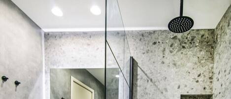 Articles de toilette gratuits, sĂšche-cheveux, serviettes fournies, savon