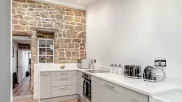 Geladeira, micro-ondas, fogão, cooktop