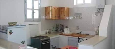 Four, plaque de cuisson, batterie de cuisine, vaisselle et ustensiles