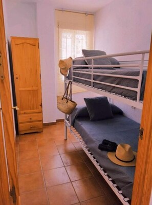 4 bedrooms, WiFi, bed sheets