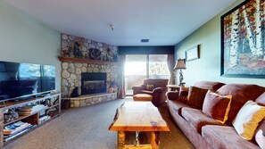 Una Smart TV, una chimenea, un reproductor de DVD