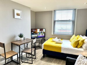 1 dormitorio, tabla de planchar con plancha, wifi y ropa de cama