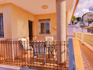 Outdoor dining - 2 Casas Juntas con Patio Común a Solo 25 Metros de la Playa (Palos de la Frontera)