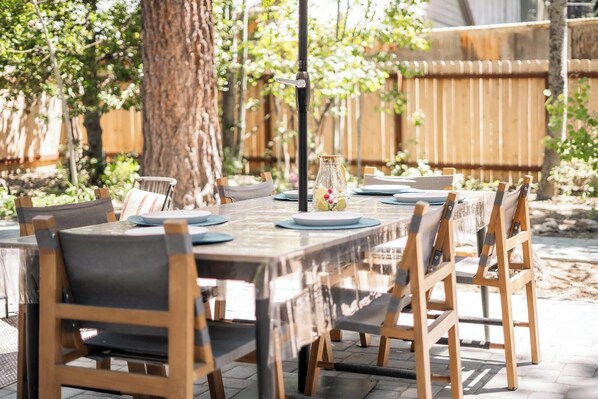 Outdoor dining - Wood FP, True Treasure at Rainbow's End, High Design, Great Yard, EV Charger (Kings Beach)