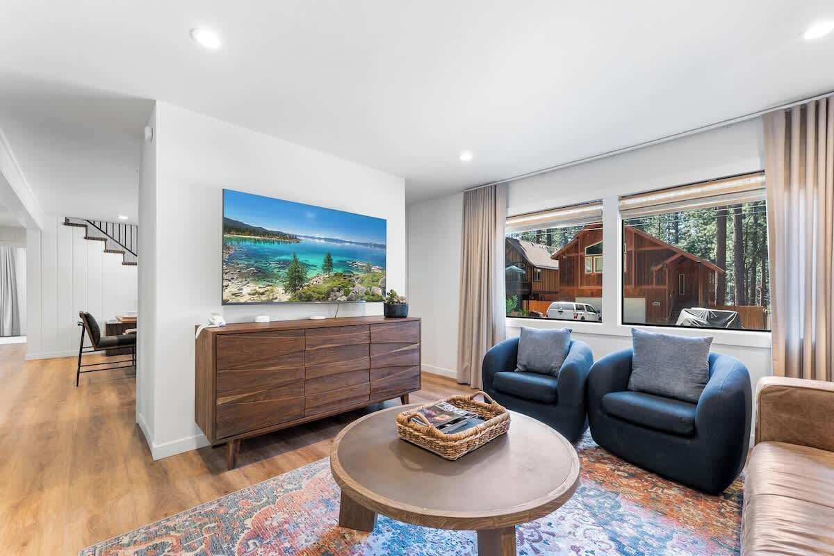 Smart-TV, peis og bøker