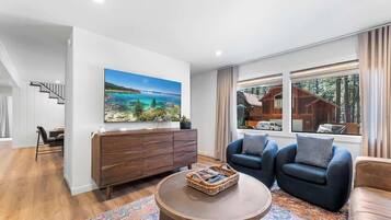 Smart-TV, peis og bøker