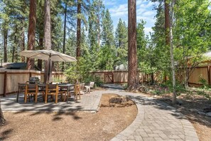 Outdoor dining - Kings Beach Home: 5BR, Fireplace + EV (Kings Beach)