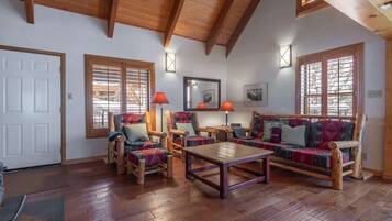 Smart TV, caminetto, videogiochi, lettore DVD