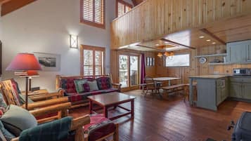 Smart TV, caminetto, videogiochi, lettore DVD