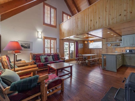 Smart TV, fireplace, video games, offices. Large Farmhouse Styled Manor with Bonus Entertainment Room Loft and Garage