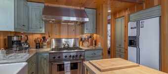 Large Farmhouse Styled Manor w/ Bonus Entertainment Room, Loft, Garage