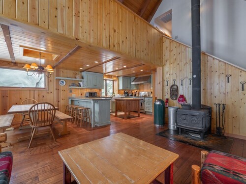 Large Farmhouse Styled Manor w/ Bonus Entertainment Room, Loft, Garage