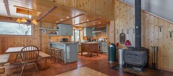 Large Farmhouse Styled Manor w/ Bonus Entertainment Room, Loft, Garage