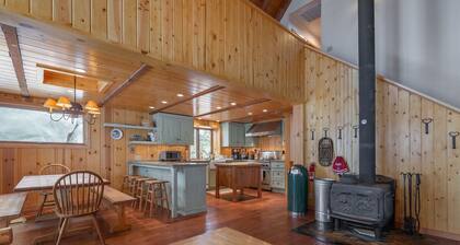 Large Farmhouse Styled Manor w/ Bonus Entertainment Room, Loft, Garage