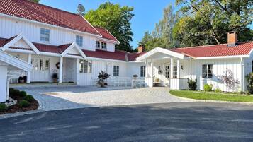 Senger med overmadrass, wi-fi (inkludert) og sengetøy