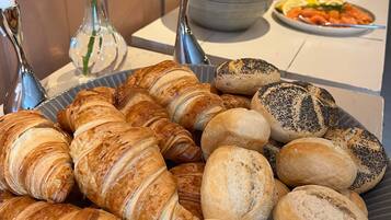 Ferdiglaget frokost hver dag (NOK 200 per person)