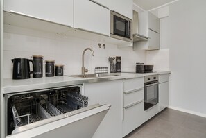 Microwave, dishwasher, electric kettle, toaster