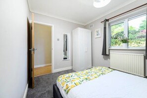 1 dormitorio, tabla de planchar con plancha, wifi y ropa de cama