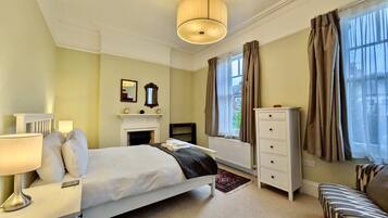 5 bedrooms, iron/ironing board, WiFi, bed sheets