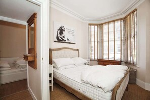 2 chambres, fer et planche à repasser, Wi-Fi, draps fournis