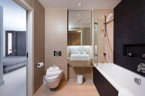 Shower, hair dryer, towels - Luxury Penthouse with Stunning London Views (Greater London)