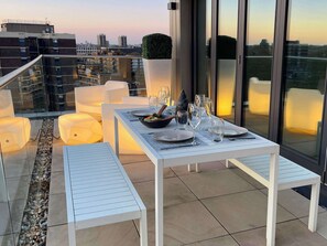 Outdoor dining - Luxury Penthouse with Stunning London Views (Greater London)