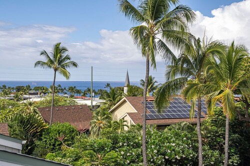 Kailua Bay Resort#4-303: HEART OF DOWNTOWN, OCEAN VIEWS, TOP FLOOR UNIT!