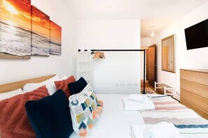 2 habitaciones, tabla de planchar con plancha, wifi y ropa de cama 