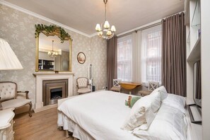 Desk, iron/ironing board, WiFi, bed sheets - Charming Chelsea Studio with Victorian Elegance (Greater London)