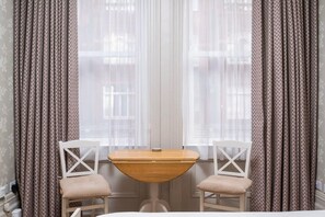 Een bureau, een strijkplank/strijkijzer, wifi, beddengoed