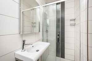 Shower, hair dryer, towels - Charming Chelsea Studio with Victorian Elegance (Greater London)