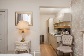 Een bureau, een strijkplank/strijkijzer, wifi, beddengoed