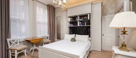 Escritorio, tabla de planchar con plancha, wifi y ropa de cama