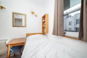 Een strijkplank/strijkijzer, wifi, beddengoed