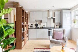 Kühlschrank, Herdplatte, Kochgeschirr/Geschirr/Besteck