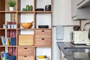 Kühlschrank, Herdplatte, Kochgeschirr/Geschirr/Besteck