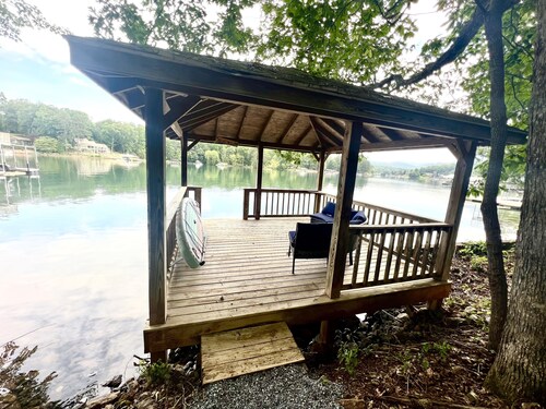Lakefront cabin with double decker dock. Private secluded lakefront lot. 