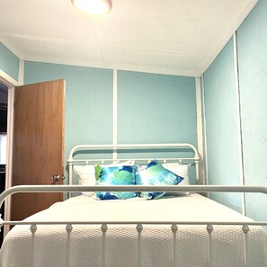 2 bedrooms, in-room safe, free WiFi, bed sheets - Lakefront cabin with double decker dock. Private secluded lakefront lot.  (Hayesville)