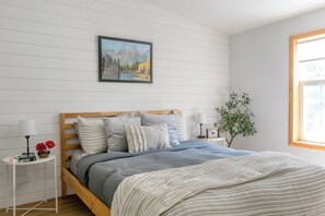 3 soverom, skrivebord, strykejern/-brett og wi-fi (inkludert)