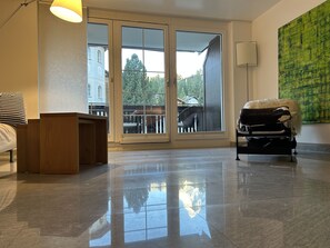 Leilighet – panorama | Oppholdsområde | En 32-tommers Flatskjerm-TV med kabel-kanaler samt oppvarmet gulv