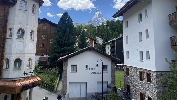 A hotel named Chalet Abacus with a view of a mountain. - Place to relax  (Zermatt)