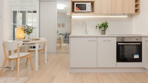 Coffee/tea maker, microwave, dishwasher, cookware/dishes/utensils - Apartment Kościuszki by Renters (Kraków)