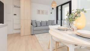 Coffee/tea maker, microwave, dishwasher, cookware/dishes/utensils - Apartment Kościuszki by Renters (Kraków)