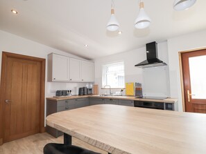 Kühlschrank, Geschirrspüler, Wasserkocher, Toaster