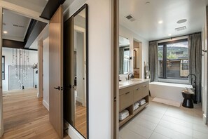 Badewanne, Haartrockner, Handtücher