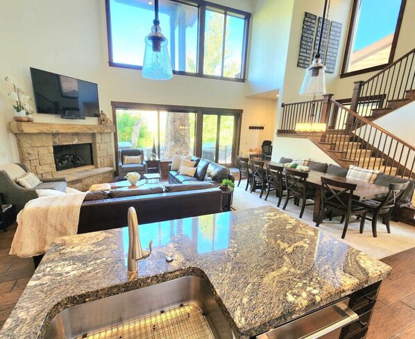 Smart TV, chimenea, oficina, impresora