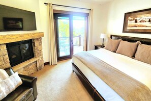 4 habitaciones, escritorio y tabla de planchar con plancha