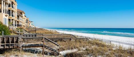 بالقرب من الشاطئ