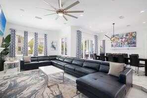 Een smart-tv, een open haard en een kantoor