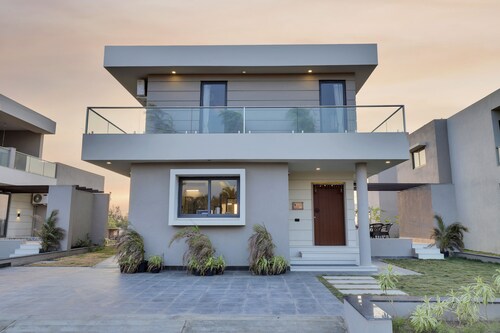 Luxurious 4 BHK Villa surronded by Greenary 
Entire Villa with Kitchen 